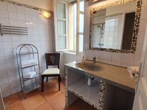 Shower - Serene Holiday Home in Lagrasse With Terrace (Lagrasse)
