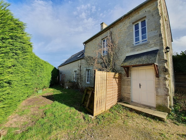 Exterior - Cosy Holiday Home in Mandeville en Bassin Near Beach (Mandeville-en-Bessin)
