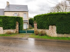 Exterior - Cosy Holiday Home in Mandeville en Bassin Near Beach (Mandeville-en-Bessin)