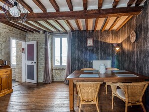 Dining - Cosy Holiday Home in Mandeville en Bassin Near Beach (Mandeville-en-Bessin)