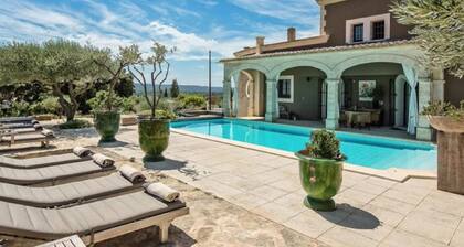 Lavish Holiday Home in Castillon-du-gard With Jacuzzi