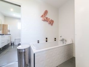 Bathtub, hair dryer, towels - Serene Villa in Saint-victor-la-coste With Private Pool (Saint-Victor-la-Coste)
