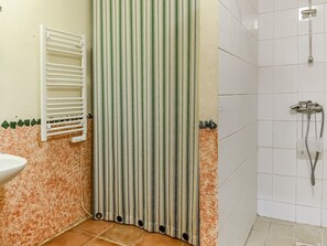 Shower, towels - Plush Holiday Home in Lacapelle-biron With Garden (Lacapelle-Biron)