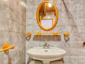 House | Bathroom - Mountain-view Holiday Home in Porte-puymorens With Skiing Nearby (Porte-Puymorens)
