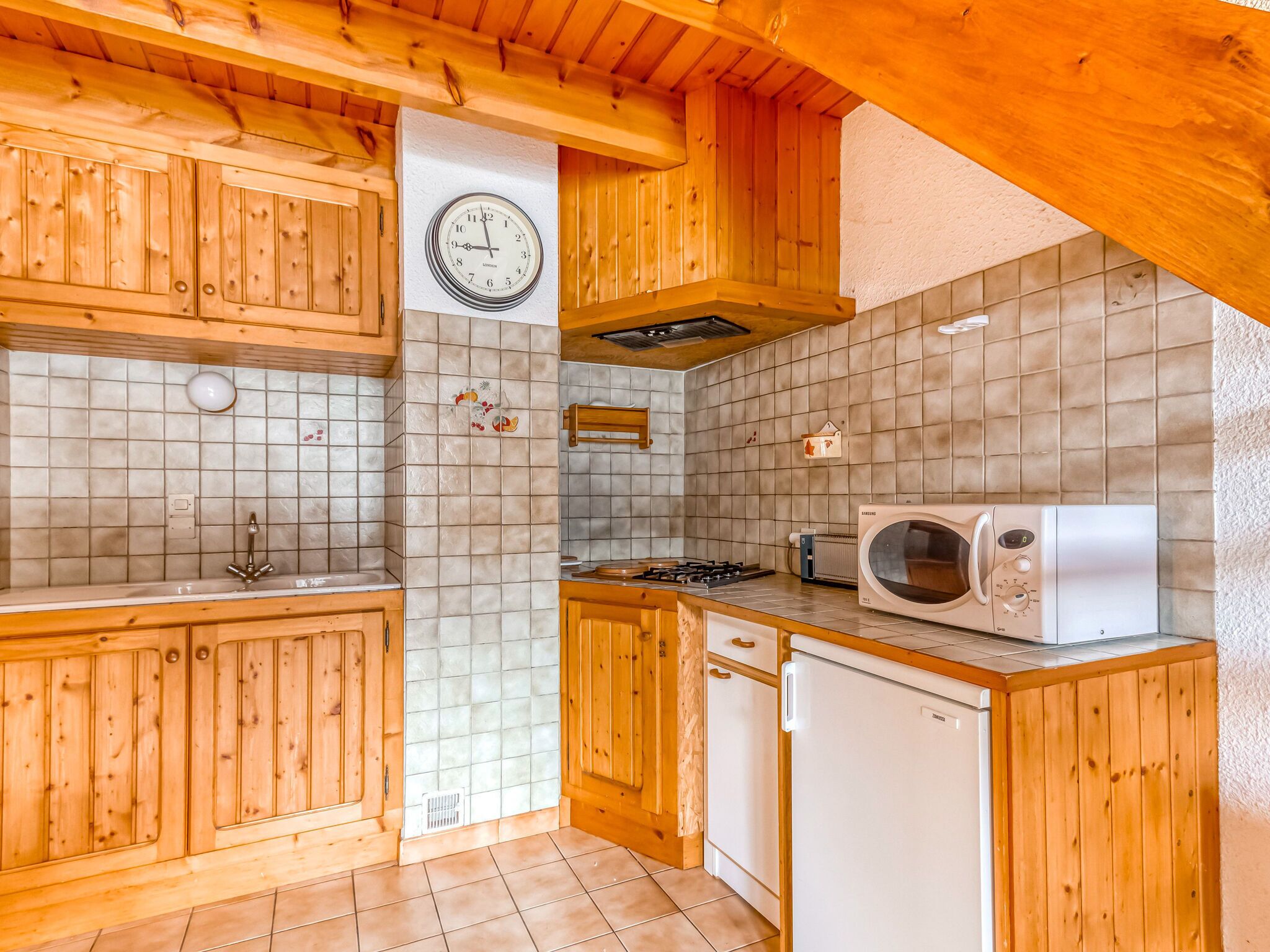 Fridge, microwave, oven, coffee/tea maker