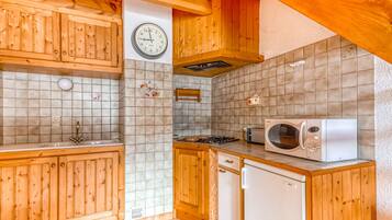 Fridge, microwave, oven, coffee/tea maker