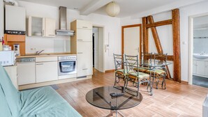 TV - Sober Holiday Home in Selestat Near Humanist Library (Selestat)