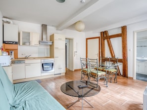 TV - Sober Holiday Home in Selestat Near Humanist Library (Selestat)