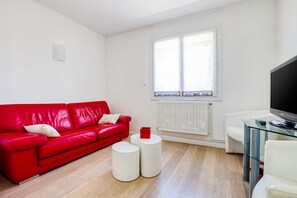 Living room - Holiday Home in Barry-d'islemade With Pool (Barry-d'Islemade)