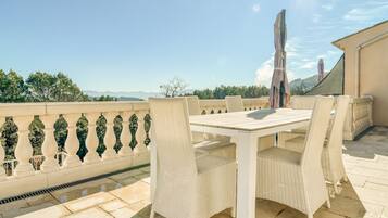 Villa | Balcony