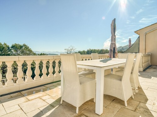 Chic Villa in le Cannet des Maures With Terrace