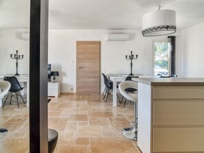 Dining - Chic Villa in le Cannet des Maures With Terrace (Le Cannet-des-Maures)