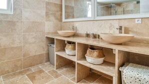 Villa | Baño | Secadora de cabello y toallas 