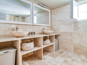 Villa | Badezimmer | Haartrockner, Handtücher