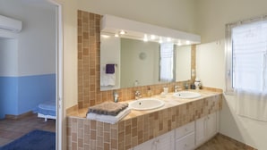 House | Bathroom | Bathtub, towels - Mesmerising Holiday Home in Gassin With Swimming Pool (Regusse)