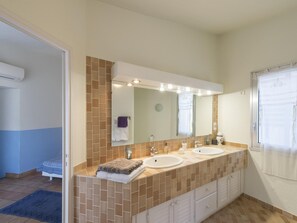 House | Bathroom | Bathtub, towels - Mesmerising Holiday Home in Gassin With Swimming Pool (Regusse)