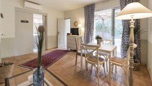 Dining - Mesmerising Holiday Home in Gassin With Swimming Pool (Regusse)