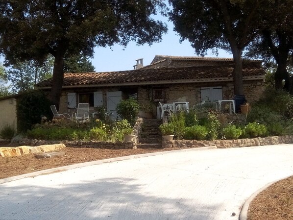 House | Balcony - Scenic Holiday Home in Taradeau With Private Swimming Pool (Taradeau)