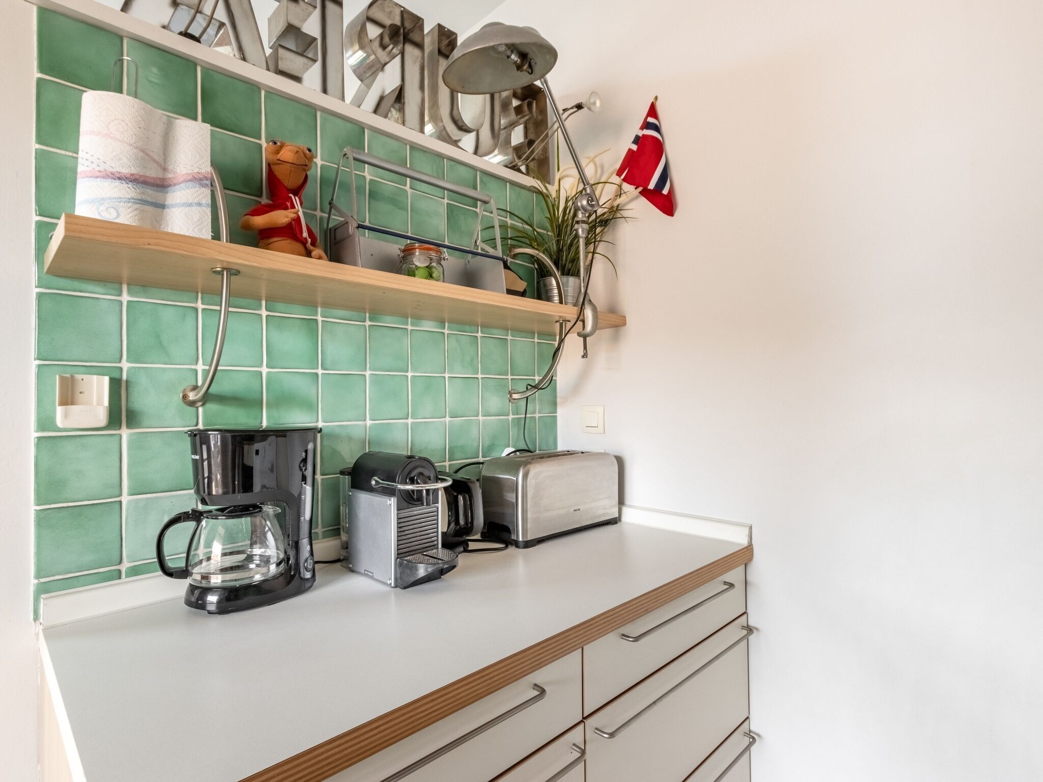 Lemari es, microwave, oven, dan mesin pencuci piring