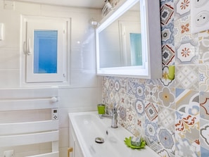 Shower, hair dryer, towels - Comfortable Holiday Home in Roanne With Swimming Pool (Roanne)