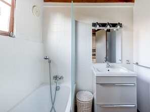 House | Bathroom | Bathtub - Quaint Holiday Home in Saint-germain-sur-bresle With Garden (Saint-Germain-sur-Bresle)