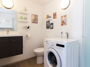 Shower, towels - Lush Villa in Gargas With Private Swimming Pool (Gargas)
