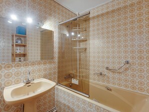 Combined shower/bathtub, towels - Lovely Holiday Home in Bannalec for Family With Garden (Bannalec)