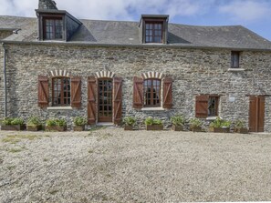 Exterior - Enticing Holiday Home in Berigny With Swimming Pool (Berigny)