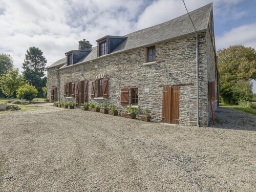 Enticing Holiday Home in Berigny With Swimming Pool