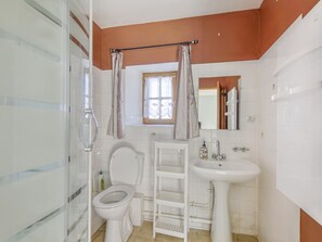 Combined shower/tub, towels - Enticing Holiday Home in Berigny With Swimming Pool (Berigny)