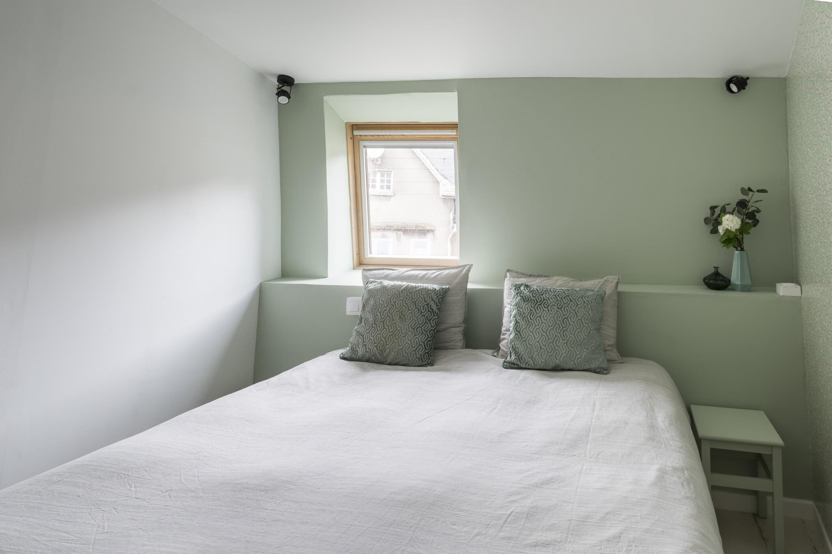 5 bedrooms, individually furnished, bed sheets