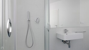 Regadera, secadora de cabello, bidet, toallas 