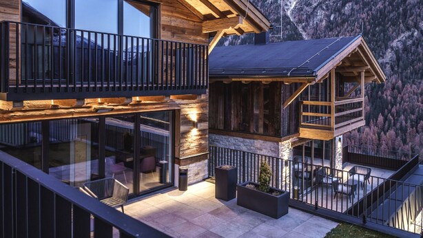 A wooden chalet with a balcony and a view of mountains. - Nice apartment for 7 guests with WIFI, TV, terrace and pets allowed (Solden)
