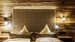 A bedroom with a wooden headboard, two beds with white bedding, and two wall-mounted lights. - Nice apartment for 7 guests with WIFI, TV, terrace and pets allowed (Solden)