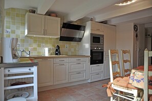 Villa | Private kitchen - Village House in Fayence With Castle Views (Fayence)