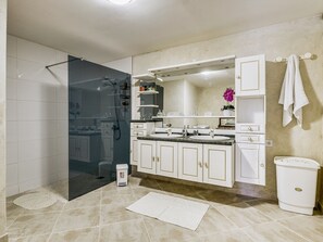 Rumah | Kamar mandi | Shower, pengering rambut,  dan handuk