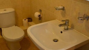 Shower, towels - Lovely Holiday Home in Spalding With Private Garden (King's Lynn)