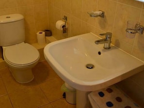 Shower, towels - Lovely Holiday Home in Spalding With Private Garden (King's Lynn)