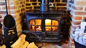TV, fireplace, DVD player - Lovely Holiday Home in Spalding With Private Garden (King's Lynn)