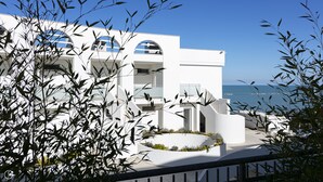 Un edificio moderno blanco con balcones que dan al mar.