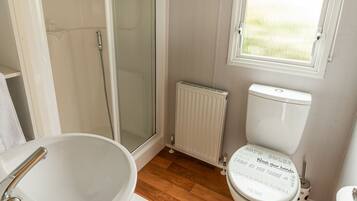 Mobile Home | Bathroom | Shower, towels