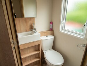 Mobile Home | Bathroom | Shower, towels