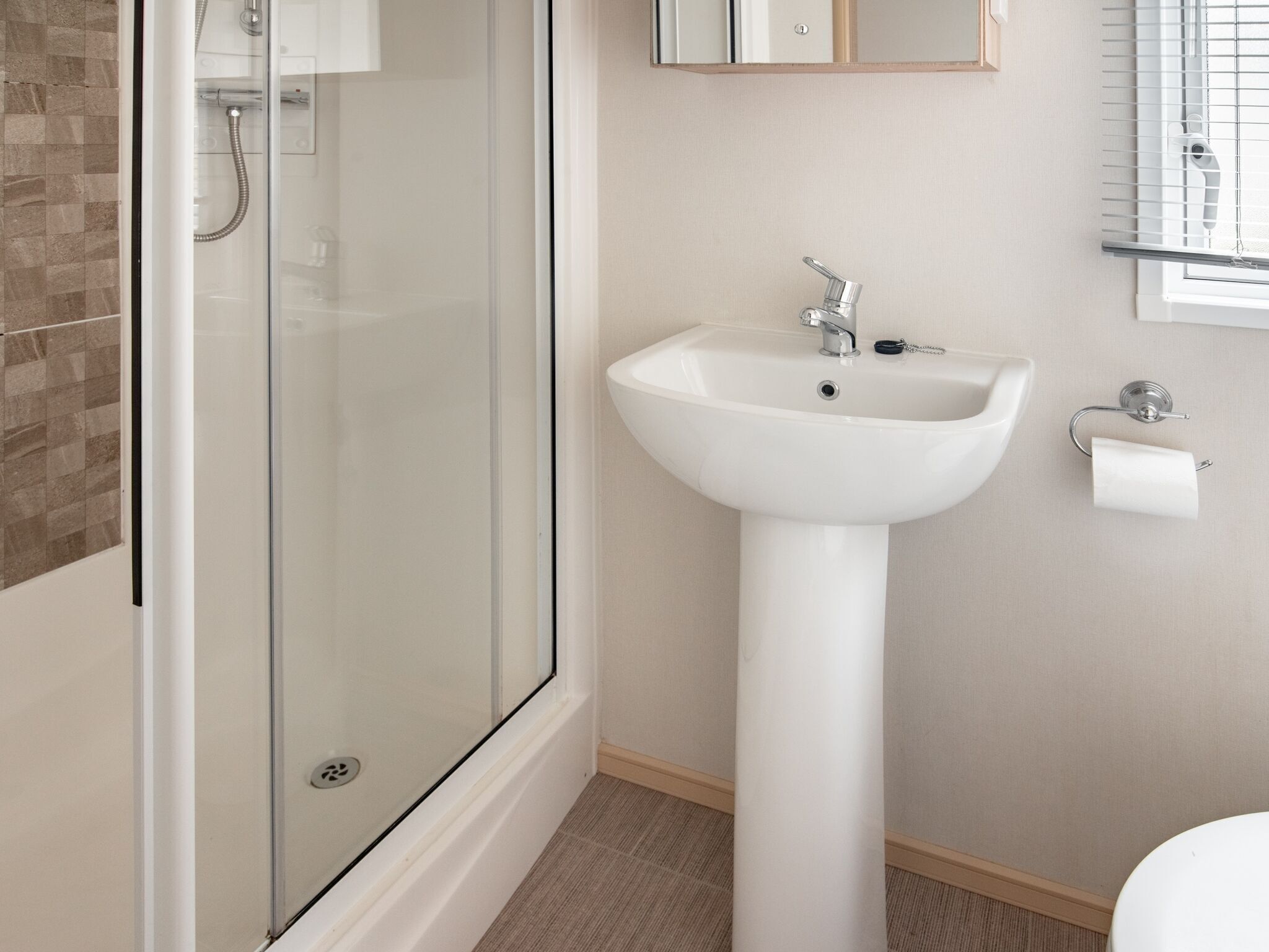 Mobile Home | Bathroom | Shower, towels