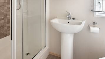 Mobile Home | Bathroom | Shower, towels
