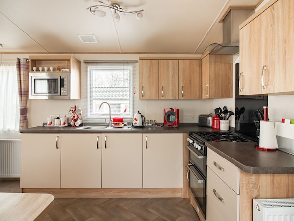 Mobile Home | Private kitchen | Microwave, stovetop, electric kettle