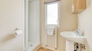 Stacaravan | Badkamer | Een douche, handdoeken