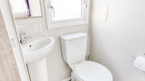 Mobile Home | Bathroom | Shower, towels - Pretty Home in Hastings near Old Town (Hastings)