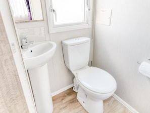 Mobile Home | Bathroom | Shower, towels