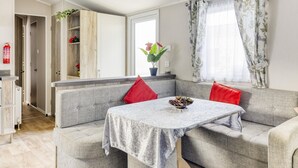Dining - Pretty Home in Hastings near Old Town (Hastings)