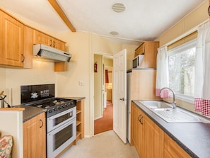Mobile Home | Private kitchen | Microwave, stovetop